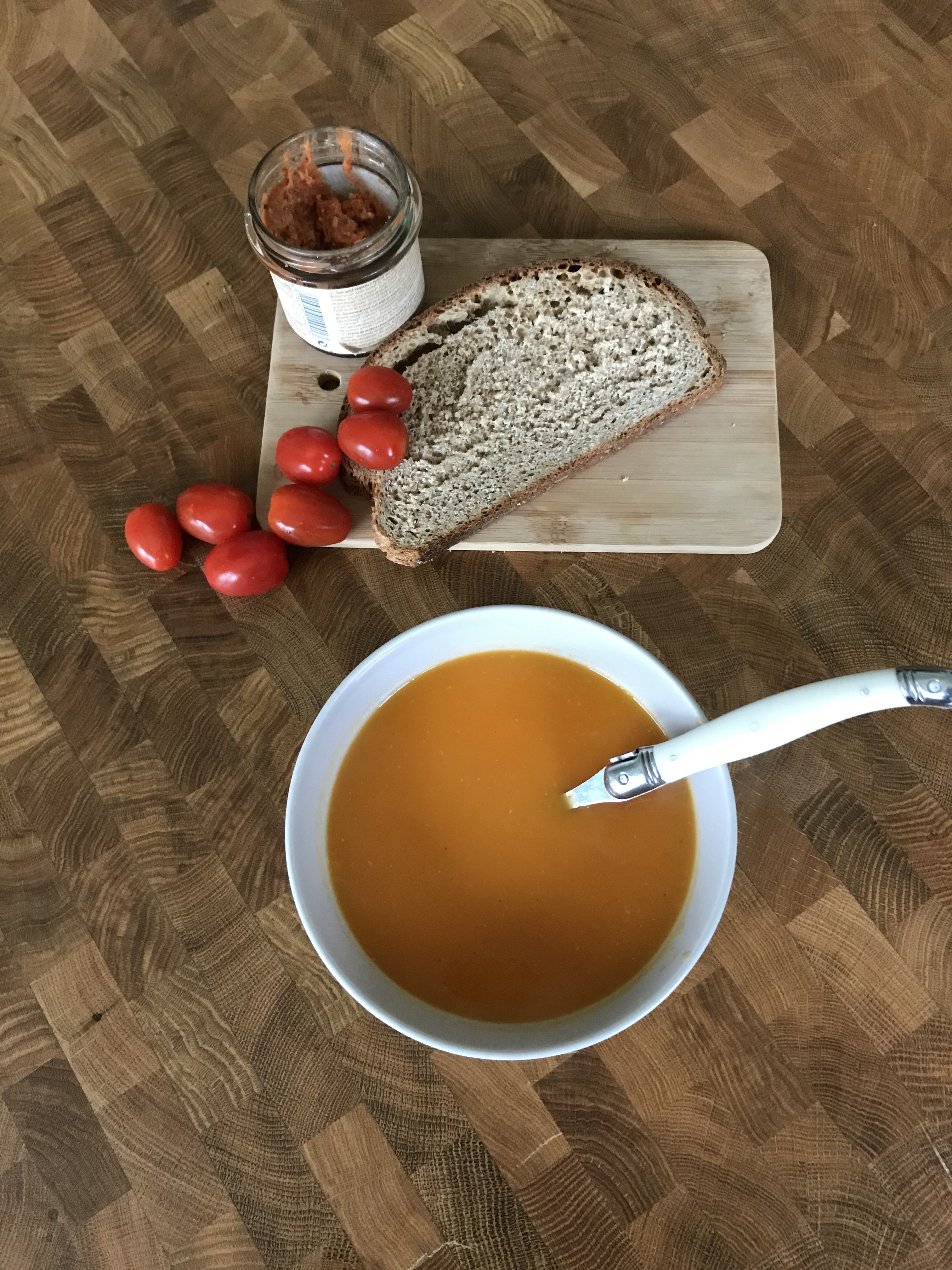 Foto met zelfgemaakte soep en brood
